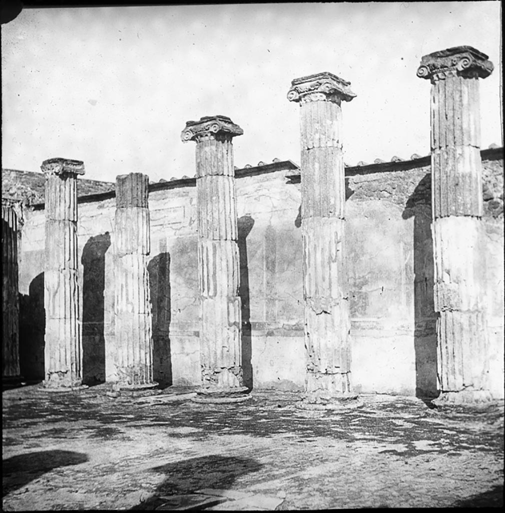 VII.8.1 Pompeii. Looking towards east wall of cella.
Used with the permission of the Institute of Archaeology, University of Oxford. File name instarchbx208im 043 Resource ID. 44369.
See photo on University of Oxford HEIR database
