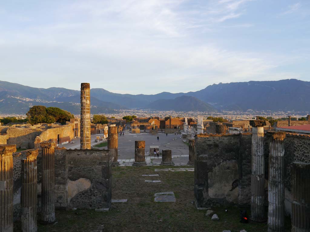 VII.8.01 Pompeii. September 2018. Looking south from rear of Temple, across podium, towards Forum.
Foto Anne Kleineberg, ERC Grant 681269 DÉCOR.
