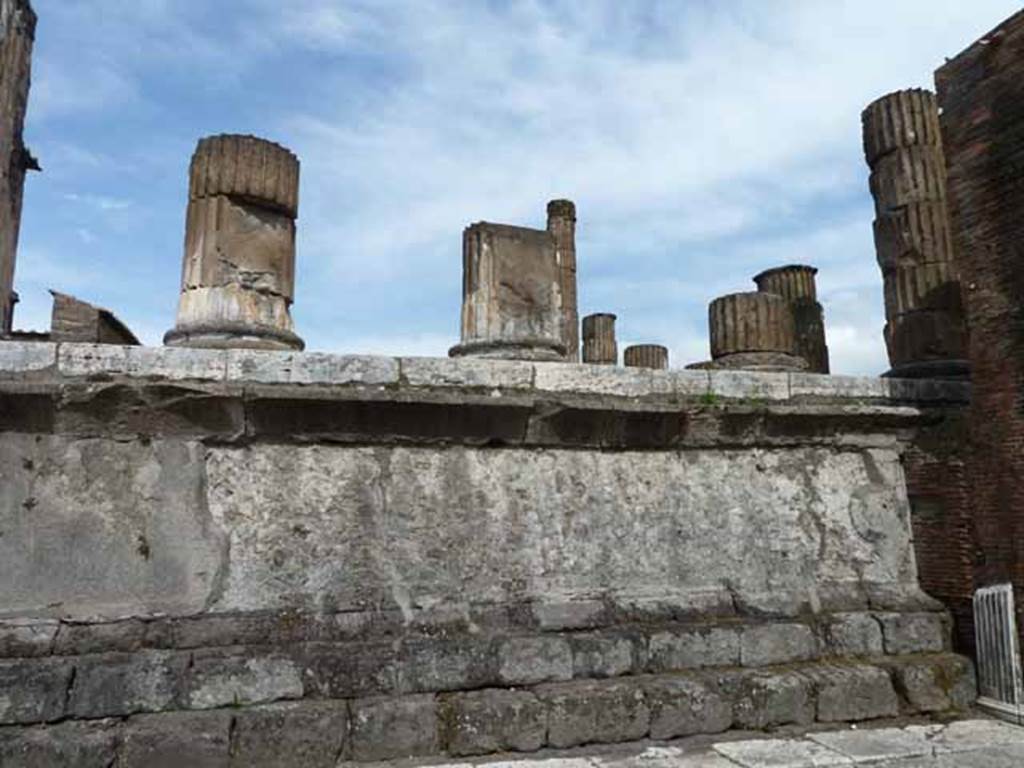 VII.8.1 Pompeii.  May 2010. West wall of Temple of Jupiter.