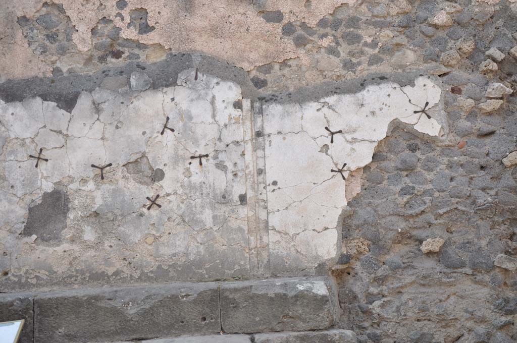 VII.8.01 Pompeii. July 2017. 
Looking south at remains of decoration on the rear of the north wall of Temple of Jupiter, at the east end.
Foto Anne Kleineberg, ERC Grant 681269 DÉCOR.


