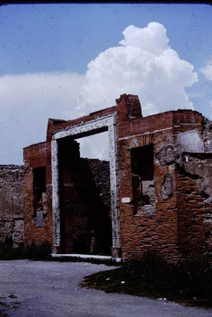 VII.9.1 Pompeii. 1964. Looking towards entrance doorway. Photo by Stanley A. Jashemski.
Source: The Wilhelmina and Stanley A. Jashemski archive in the University of Maryland Library, Special Collections (See collection page) and made available under the Creative Commons Attribution-Non Commercial License v.4. See Licence and use details.
J64f1221
