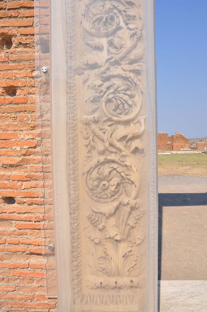 VII.9.1, Pompeii. July 2017. Entrance decoration, base of north side of doorway.
Foto Anne Kleineberg, ERC Grant 681269 DCOR.
