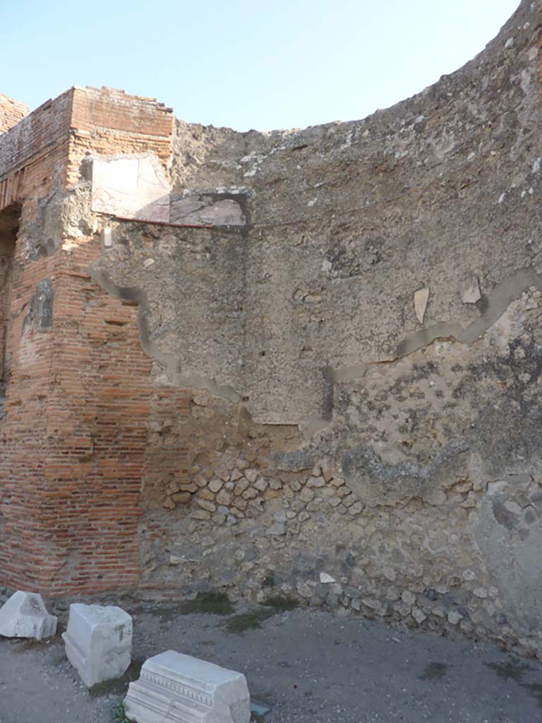 VII.9.1 Pompeii.  October 2014. Portico 1. South end. Looking towards north side of apsidal niche 4.
Foto Annette Haug, ERC Grant 681269 DÉCOR
