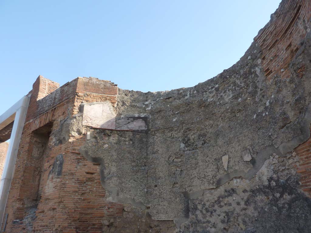 VII.9.1 Pompeii.  October 2014. Portico 1. Detail from north end of apsidal niche 4 on south end of front façade.
Foto Annette Haug, ERC Grant 681269 DÉCOR
