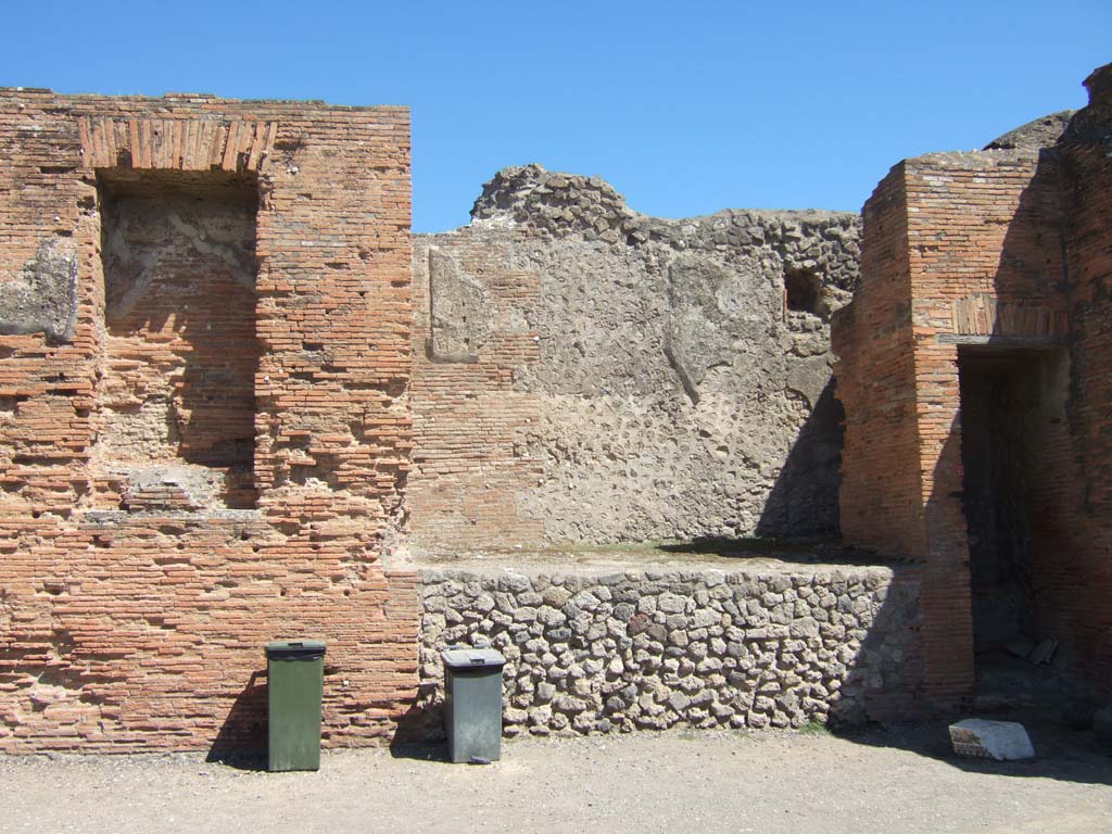 VII.9.1 Pompeii. September 2005. Portico 1. South end. Small niche and large niche 5 with stairs up.