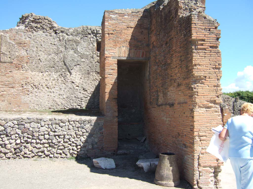 VII.9.1 Pompeii. September 2005. Portico 1. South end. Large niche 5. Stairs on corner with Via dell’ Abbondanza.