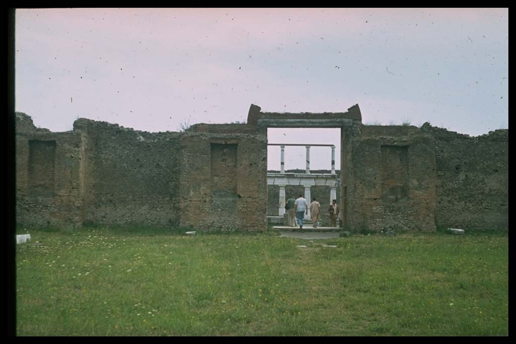 VII.9.1 Pompeii. West wall of courtyard.
Photographed 1970-79 by Günther Einhorn, picture courtesy of his son Ralf Einhorn.
