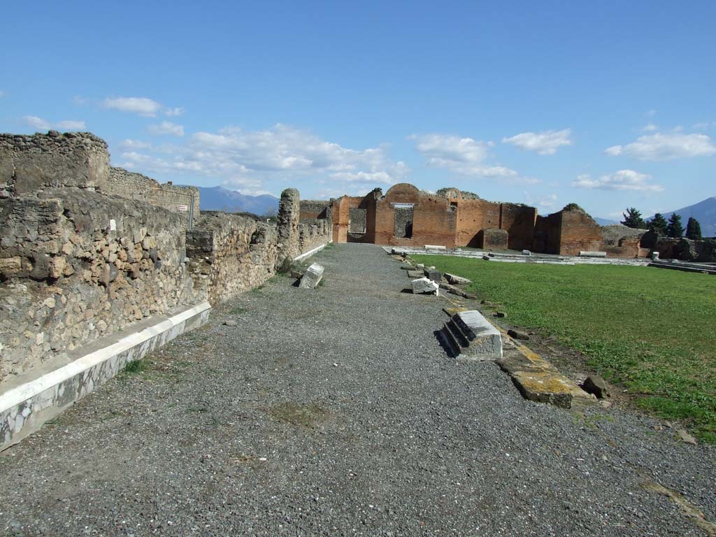 VII.9.1 Pompeii. March 2009. Looking east along colonnade 9 on north side of courtyard.