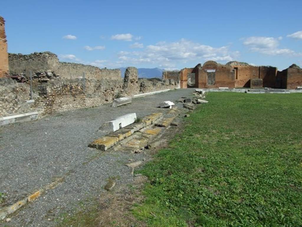 VII.9.1 Pompeii. March 2009. Looking east along colonnade 9 on north side of courtyard.