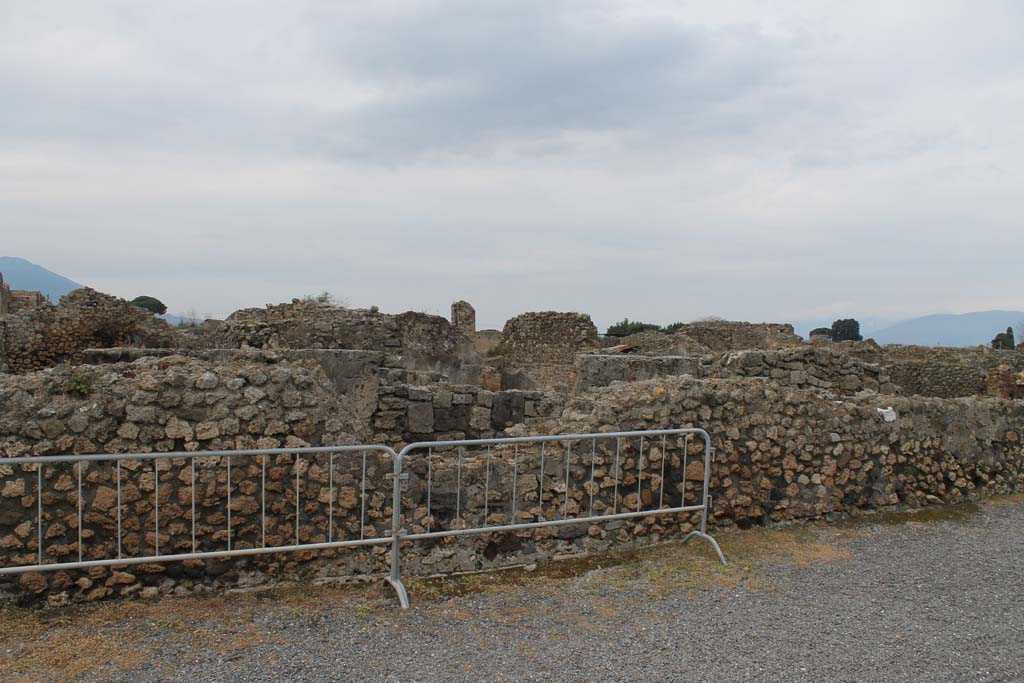 VII.9.1 Pompeii. March 2014. Looking north on colonnade 9 on north side of courtyard.
Foto Annette Haug, ERC Grant 681269 DÉCOR.

