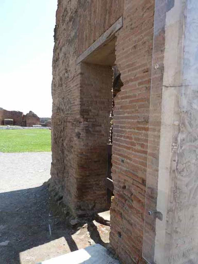 VII.9.1 Pompeii. May 2010. Porters room 8 on south side of entrance 6.