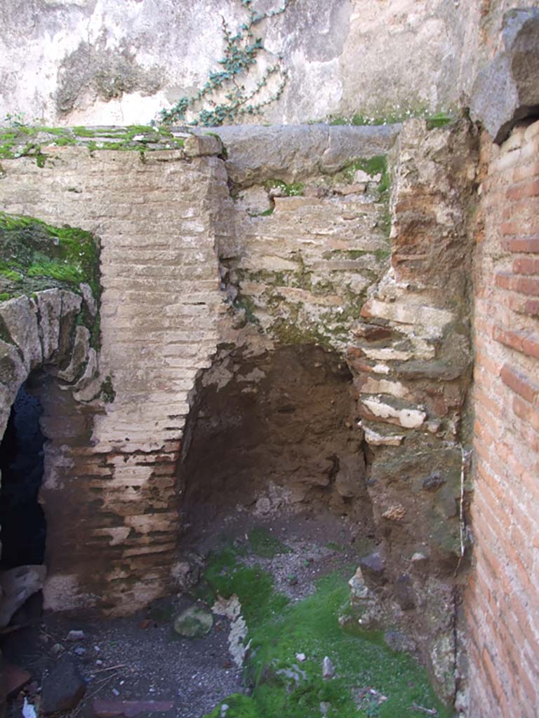 VII.9.1 Pompeii. March 2009. South wall with curved niche in porter’s room 8.