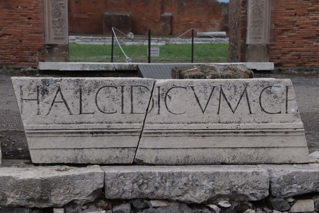 VII.9.1 Pompeii. October 2020. Eumachia’s Building portico. Part of inscription. Photo courtesy of Klaus Heese.