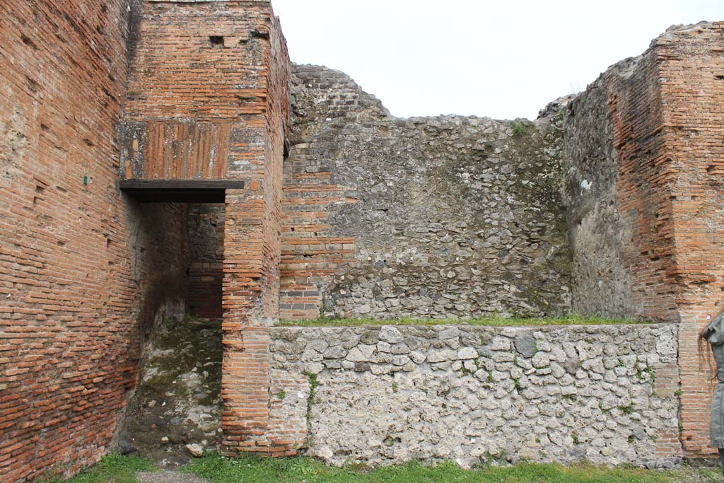 VII.9.1 Pompeii. March 2014. Portico 1. North end. Large niche 5. Small doorway to stairs, leading up to large niche on platform.
Foto Annette Haug, ERC Grant 681269 DÉCOR.

