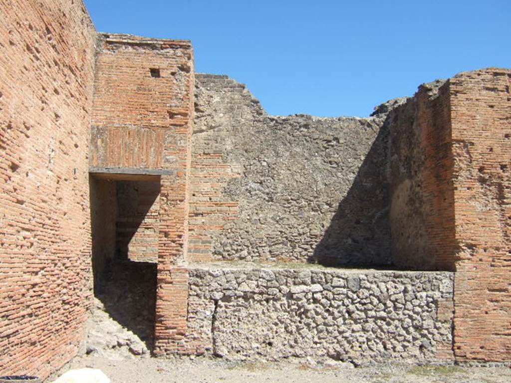 VII.9.1 Pompeii. September 2005. Portico 1. North end. Large niche 5. Small doorway to stairs, leading up to large niche on platform.