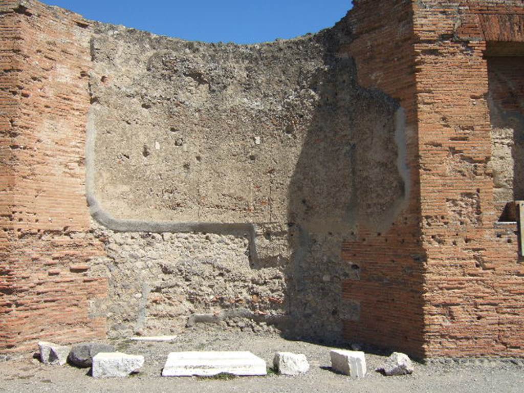 VII.9.1 Pompeii. September 2005. Portico 1. North end. Apsidal niche 4.