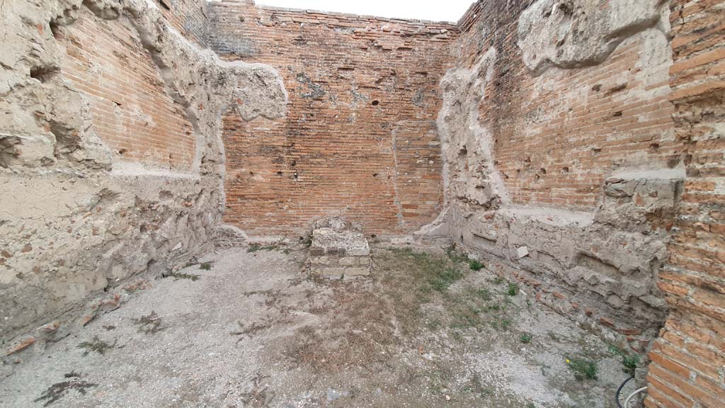 VII.9.2 Pompeii. August 2021. Looking towards east wall of cella with altar.
Foto Annette Haug, ERC Grant 681269 DÉCOR
