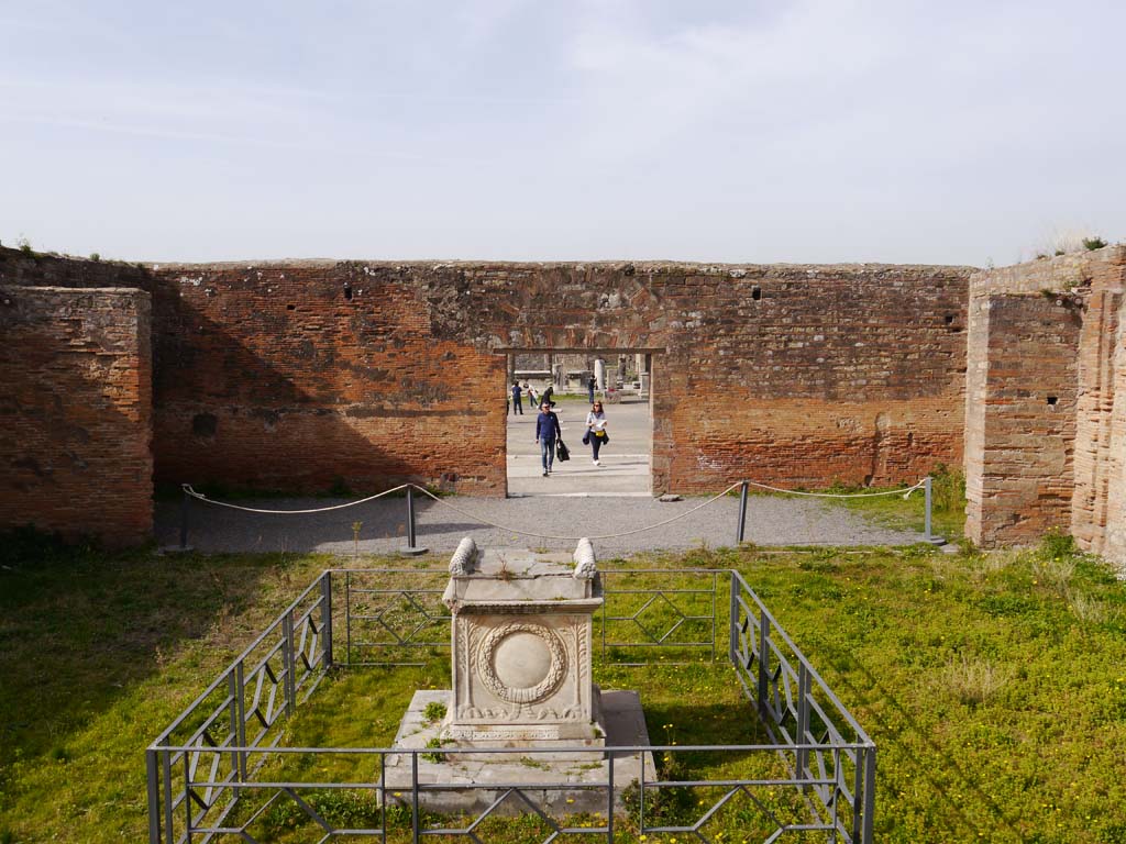 VII.9.2, Pompeii. March 2019. Looking towards west wall, with entrance doorway in centre.
Foto Anne Kleineberg, ERC Grant 681269 DÉCOR.
