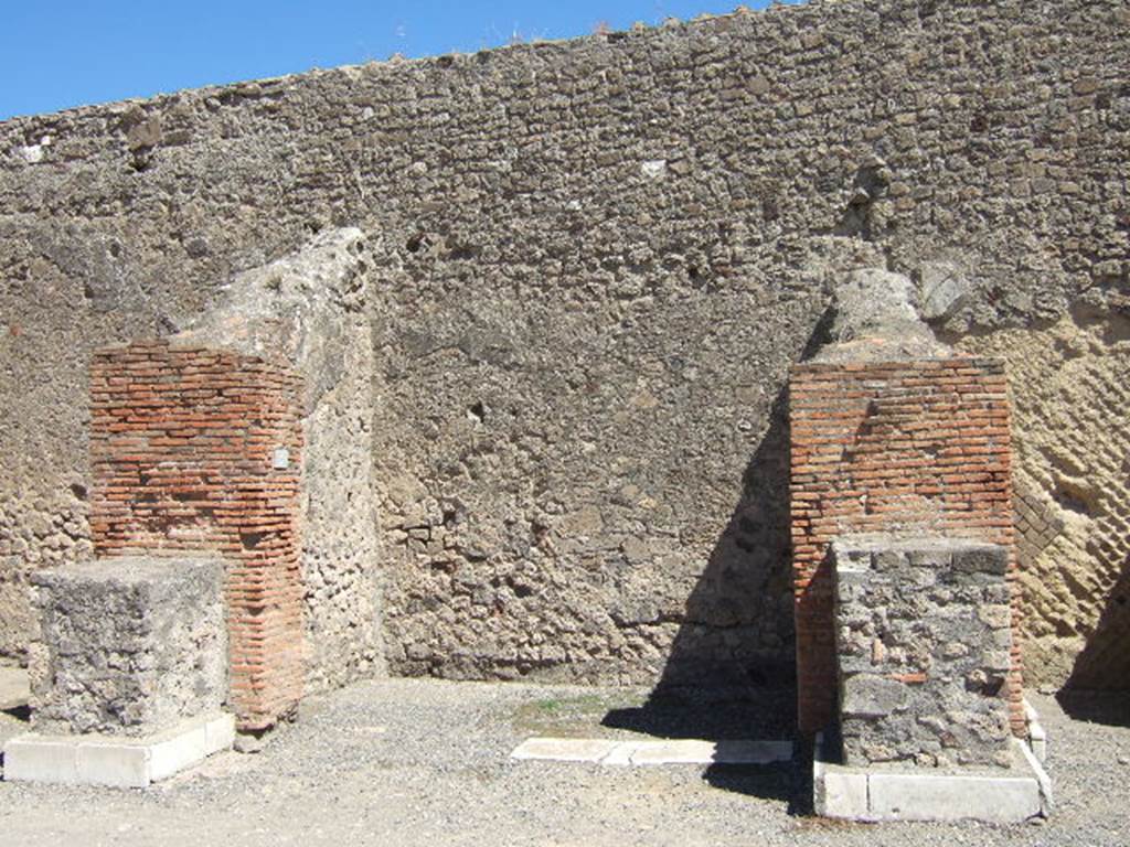 VII.9.5 Pompeii. September 2005. Looking east to entrance.