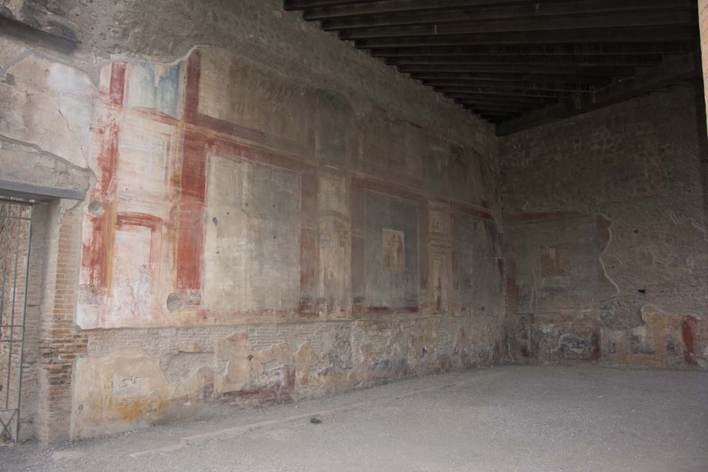 VII.9.7/8 Pompeii. October 2017. Looking towards painted west and north walls, with entrance doorway at VII.9.8, on left.
Foto Annette Haug, ERC Grant 681269 DÉCOR.
