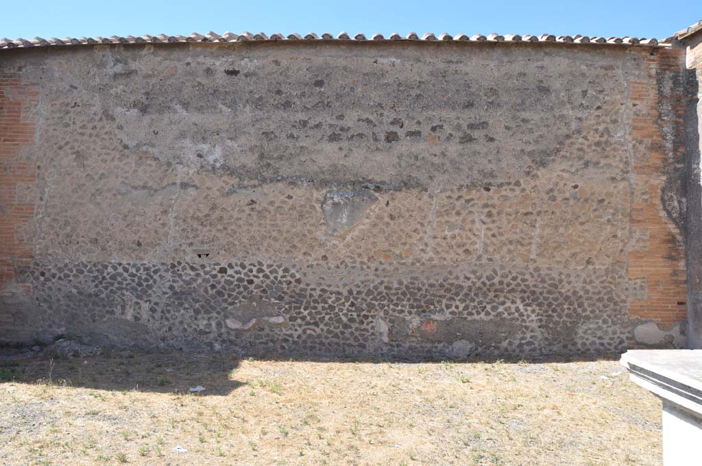 VII.9.7/8 Pompeii. July 2017. North wall of room in north-east corner.
Foto Annette Haug, ERC Grant 681269 DÉCOR.
