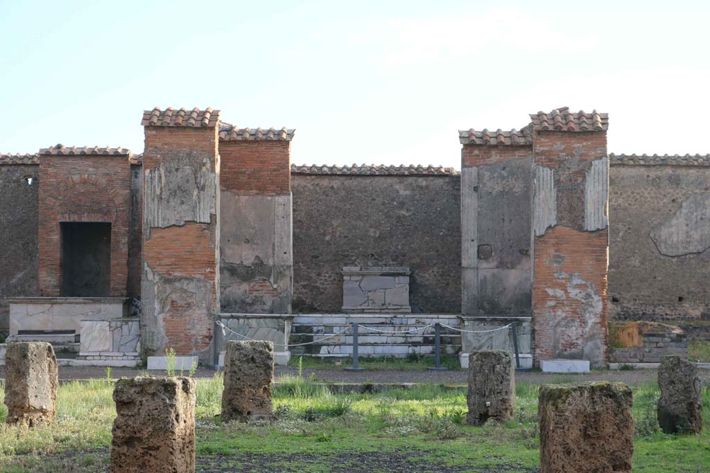 VII.9.7 and VII.9.8 Pompeii. Macellum. December 2018. Looking towards central room on east side. Photo courtesy of Aude Durand. 