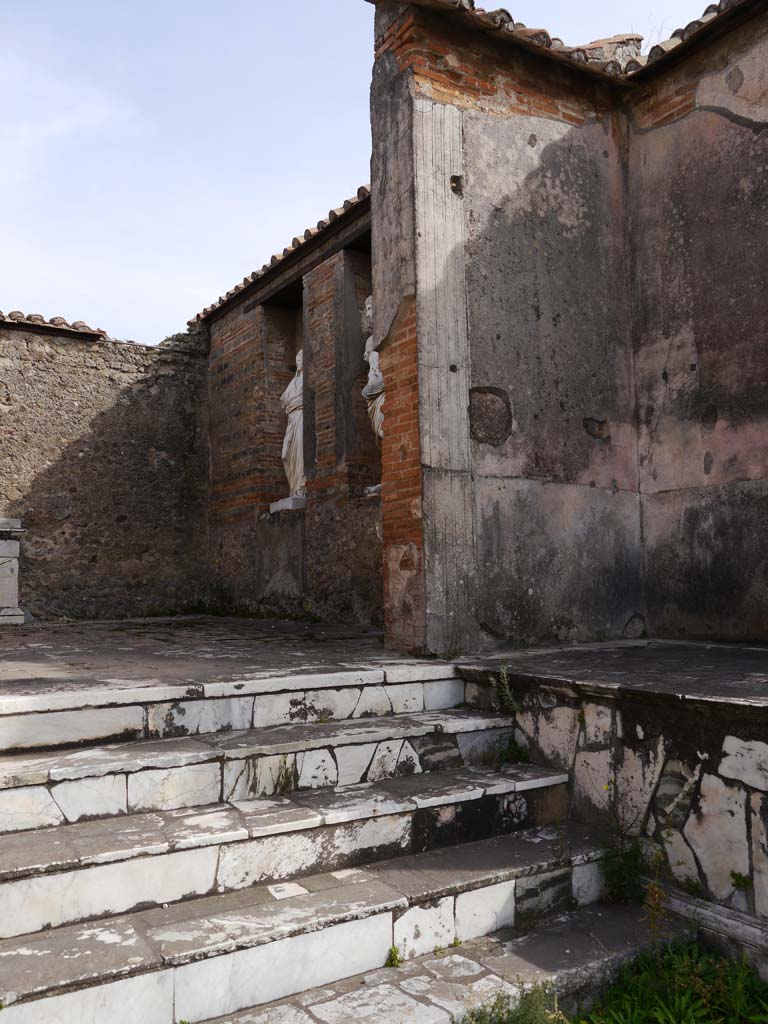 VII.9.7 and VII.9.8 Pompeii. Macellum. March 2019. Looking towards south side of steps and podium.
Foto Anne Kleineberg, ERC Grant 681269 DÉCOR
