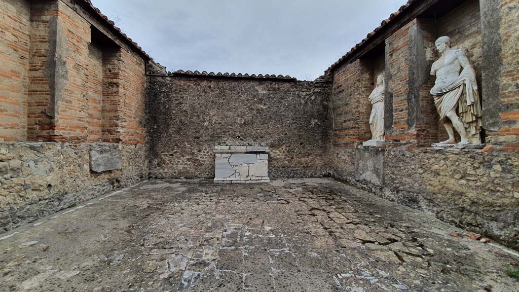 VII.9.7/8 Pompeii. August 2021. Looking east across room in middle of the east side.
Foto Annette Haug, ERC Grant 681269 DÉCOR.
