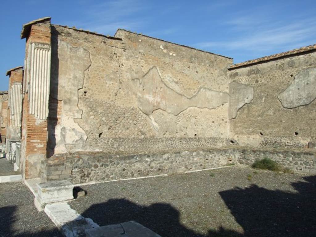 VII.9.7 and VII.9.8 Pompeii. Macellum.  December 2007. Large room in south east corner. Market room used for the sale of meat and fish. A water channel ran round the counter conveying running water.