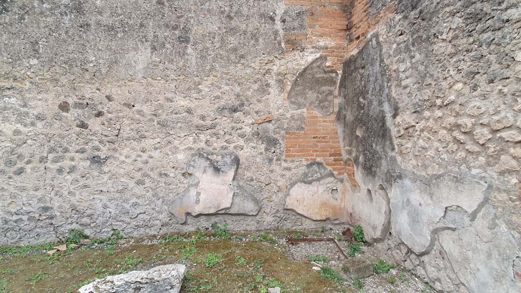 VII.9.7/8 Pompeii. August 2021. Looking towards south wall at wets end and south-west corner.
Foto Annette Haug, ERC Grant 681269 DÉCOR.
