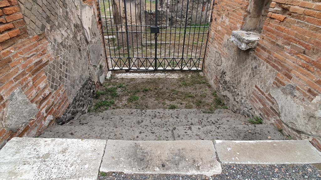 VII.9.7/8 Pompeii. August 2021. Looking south down steps leading to entrance at VII.9.42.
Foto Annette Haug, ERC Grant 681269 DÉCOR.
