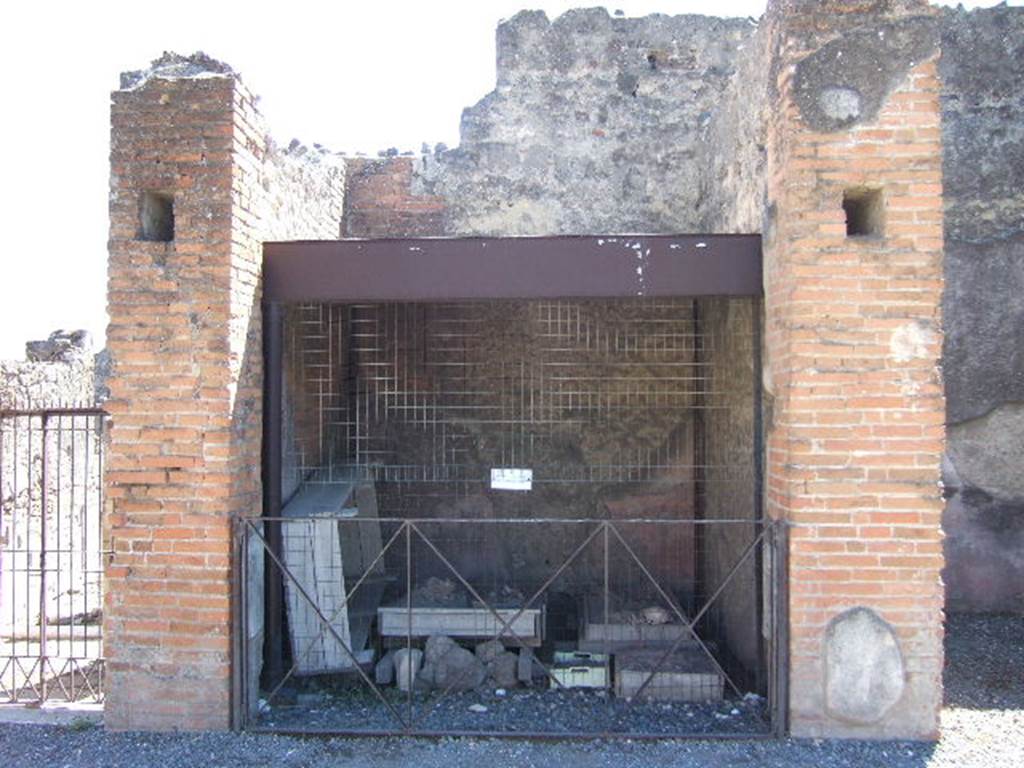 VII.9.7 and VII.9.8 Pompeii. Macellum. September 2005. Shop on south side containing Bronze Age skeletons. On the left of the picture can be seen the southern entrance at VII.9.42.