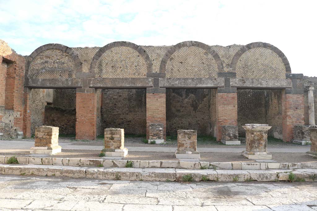 VII.9.12 Pompeii on left. December 2018. Looking towards east side of Forum. Photo courtesy of Aude Durand. 