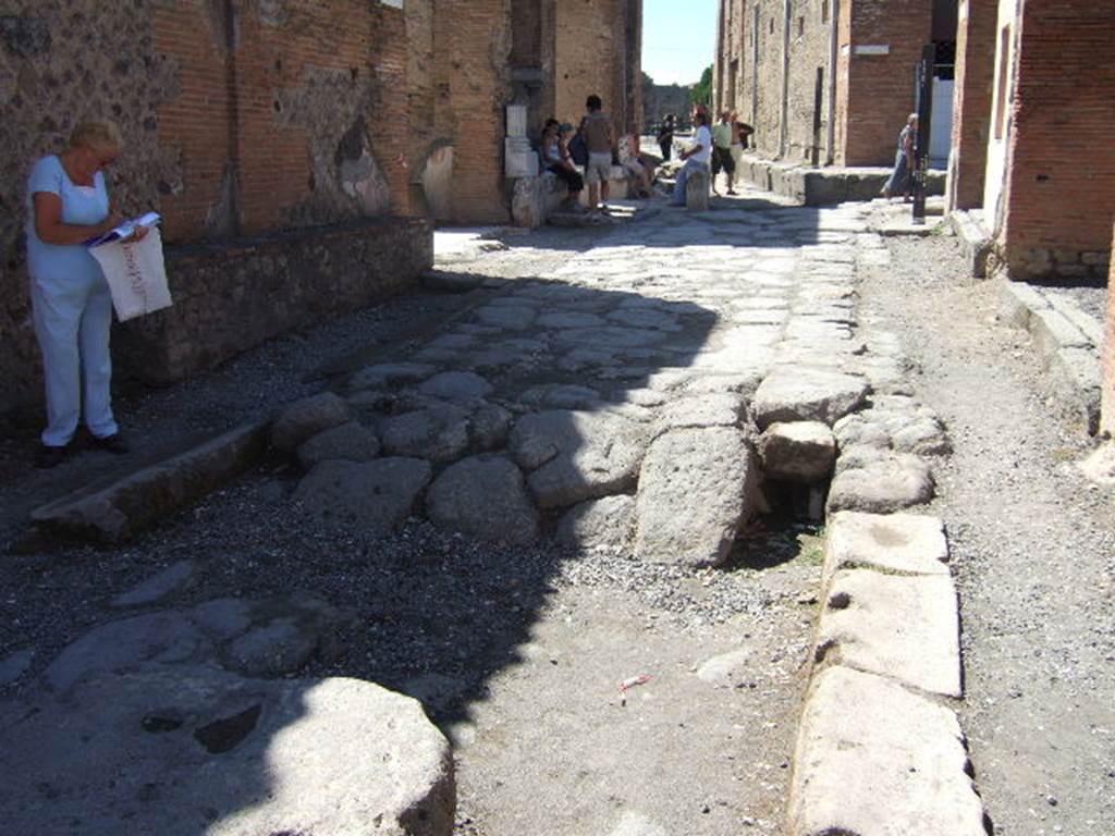 VII.9.12 Pompeii. September 2005. On the left can be seen a bench on north outside wall of VII.9.12, on Via degli Augustali.