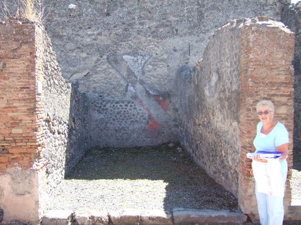 VII.9.15 Pompeii. September 2005. Looking south across entrance doorway.