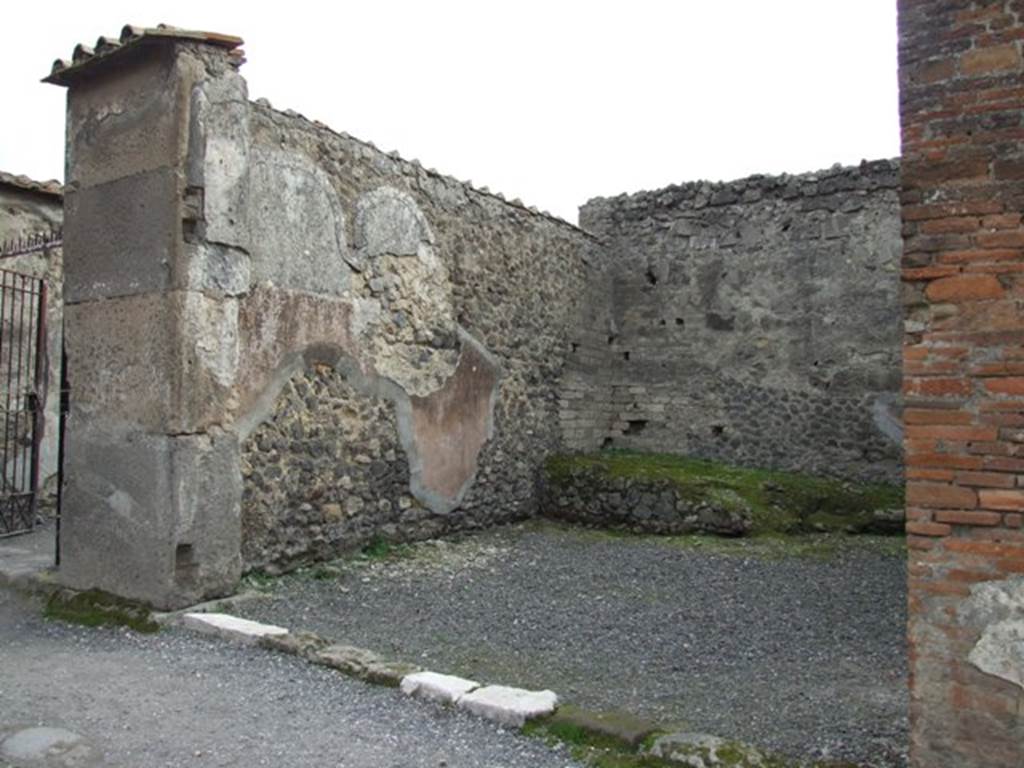 VII.9.18 Pompeii.  Shop.  December 2007.  Entrance.