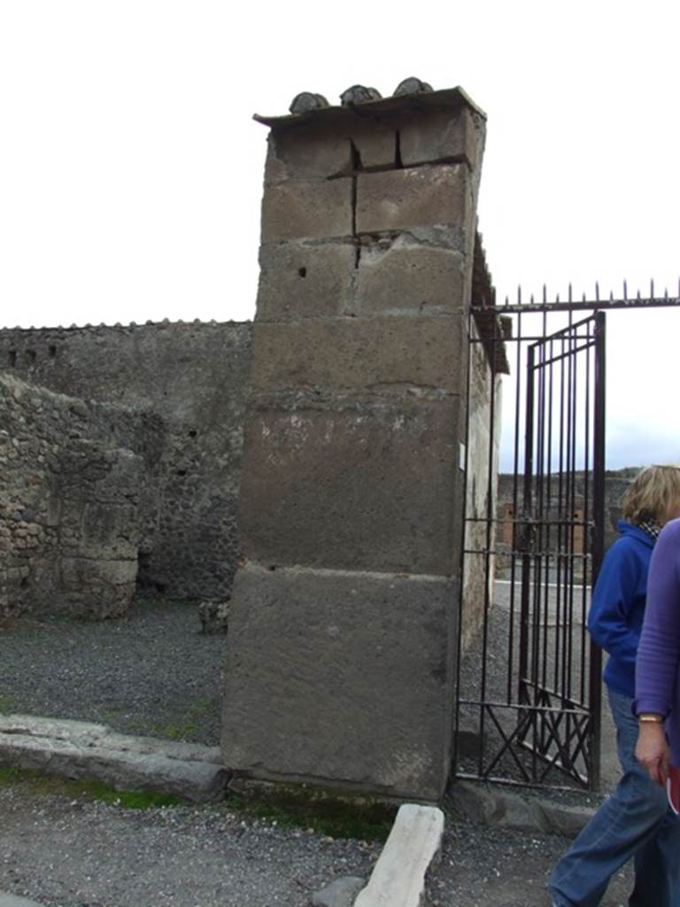 VII.9.19 Pompeii. December 2007.  Pilaster between VII.9.20 and VII.9.19 on east side of entrance to Macellum.
