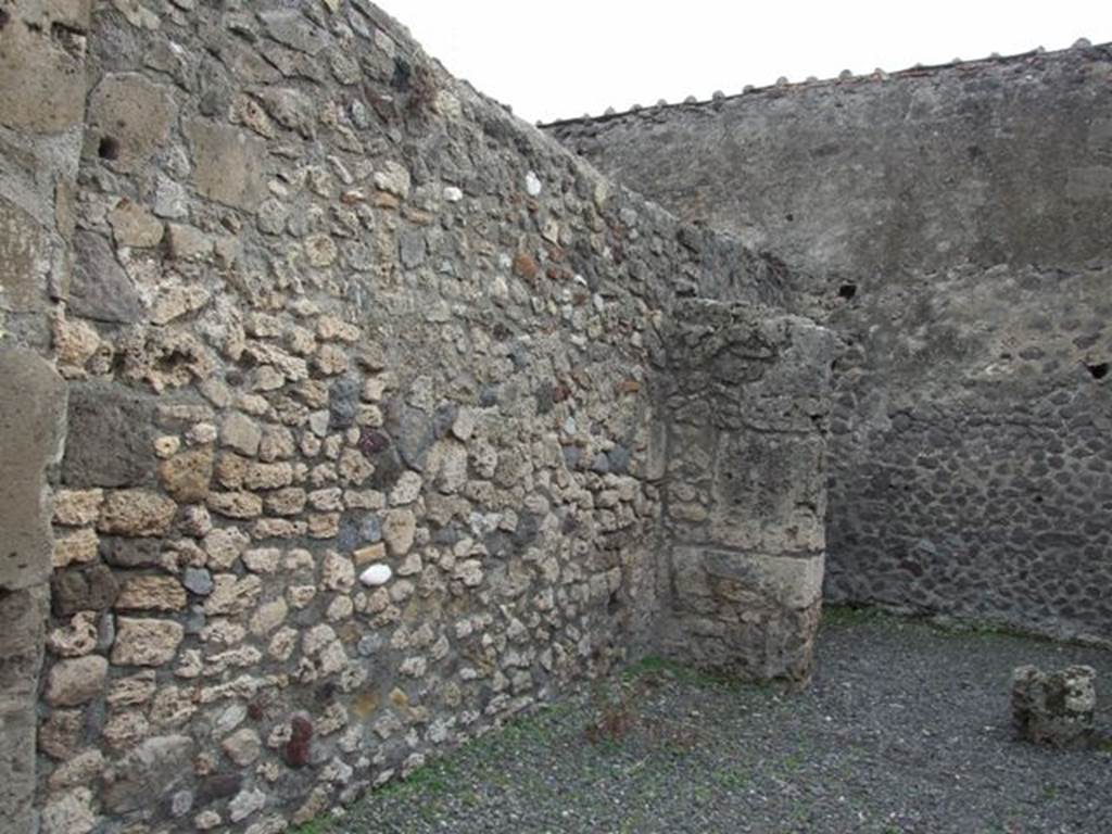 VII.9.20 Pompeii.  Shop.  December 2007.  East wall.