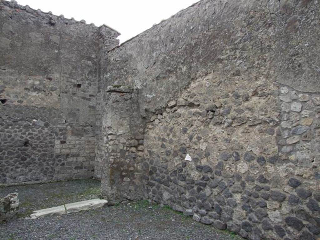 VII.9.20 Pompeii.  Shop.  December 2007.  West wall.