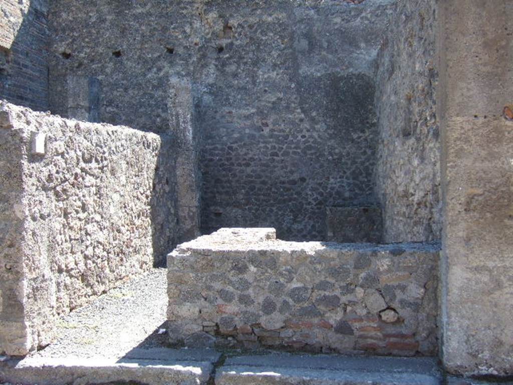 VII.9.22 Pompeii. September 2005. Looking south towards entrance doorway.