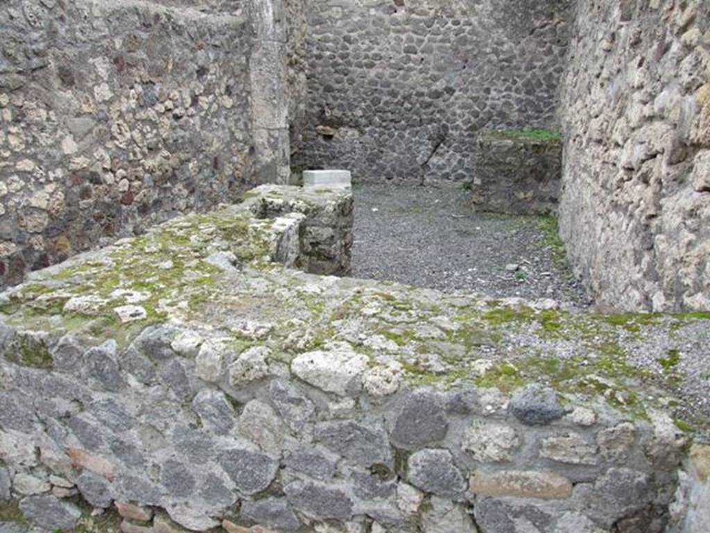 VII.9.22 Pompeii. December 2007. Looking south across two-sided masonry counter.