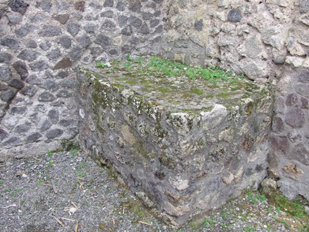 VII.9.22 Pompeii. December 2007. Podium in south-west corner.
