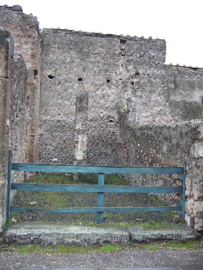 VII.9.23 Pompeii. December 2005. Entrance doorway, looking south.