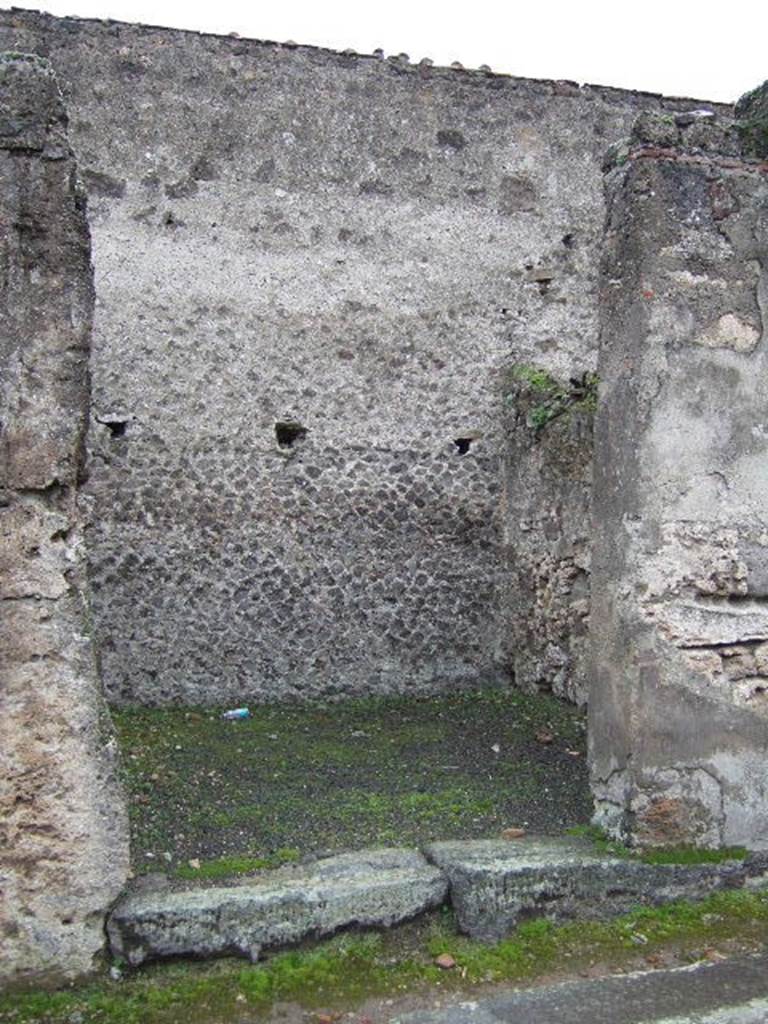 VII.9.25 Pompeii. December 2005. Looking south to entrance doorway. 