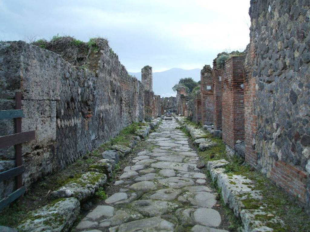 VII.12 Pompeii. December 2005. Vicolo di Eumachia, looking south.   VII.9.31 on right.