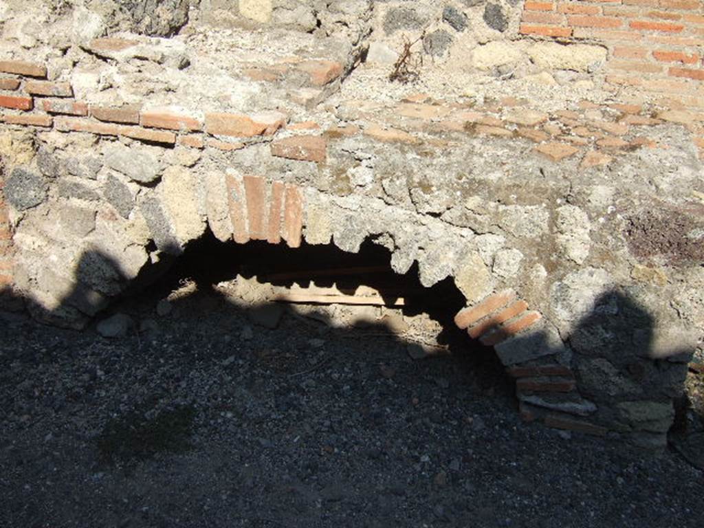 VII.9.31 Pompeii. December 2005. Oven in kitchen.