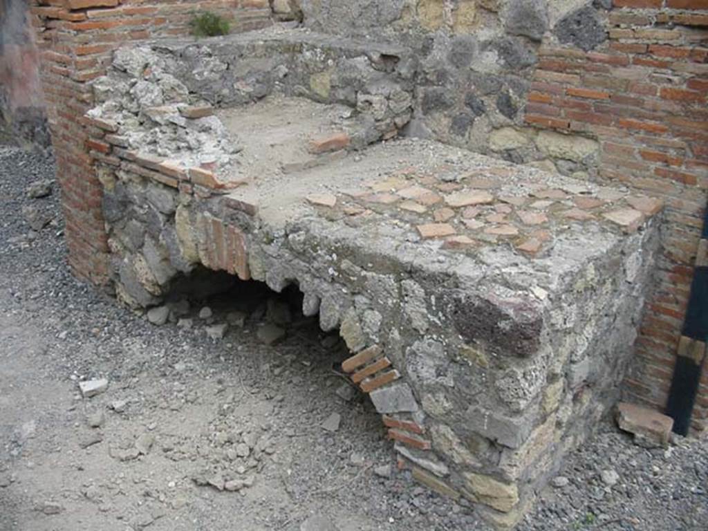 VII.9.31 Pompeii. May 2003. Oven in kitchen. Photo courtesy of Nicolas Monteix.