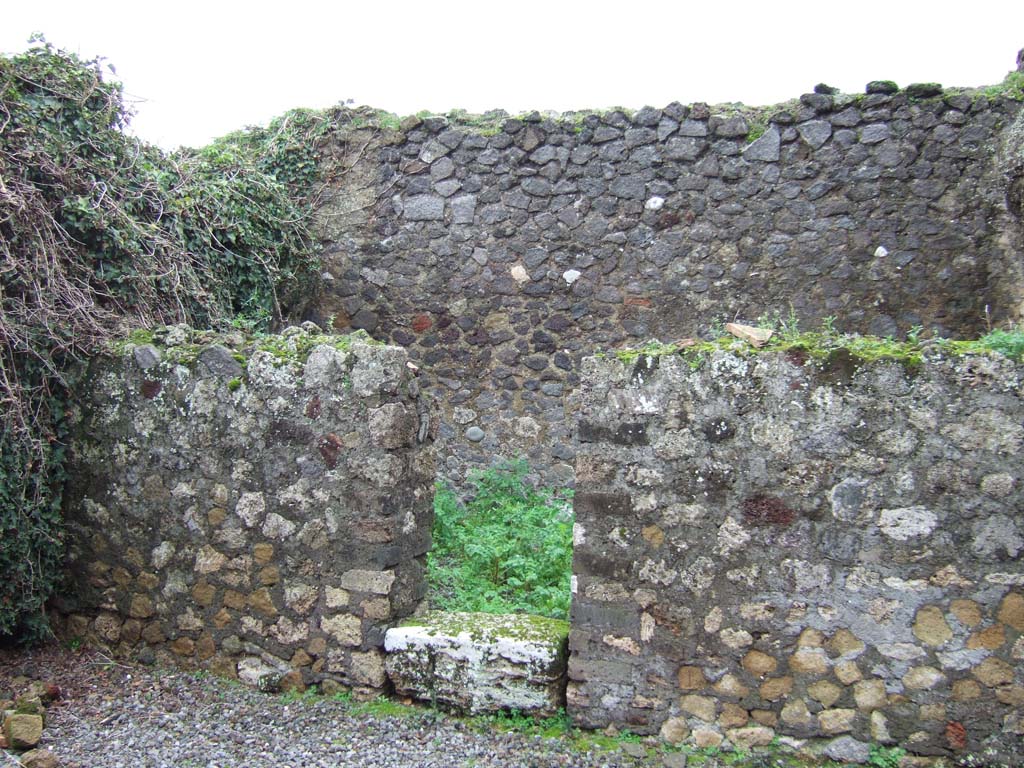 VII.9.33 Pompeii. December 2005. Doorway to dormitory in south wall.