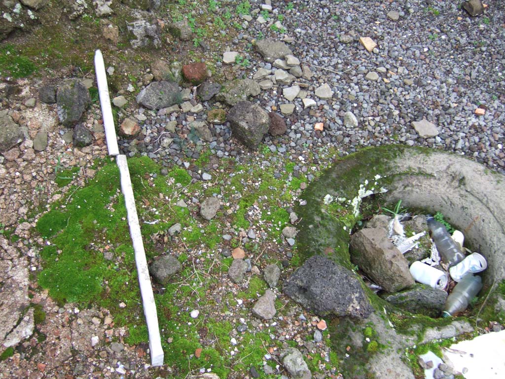 VII.9.33 Pompeii. December 2005. Cistern mouth.