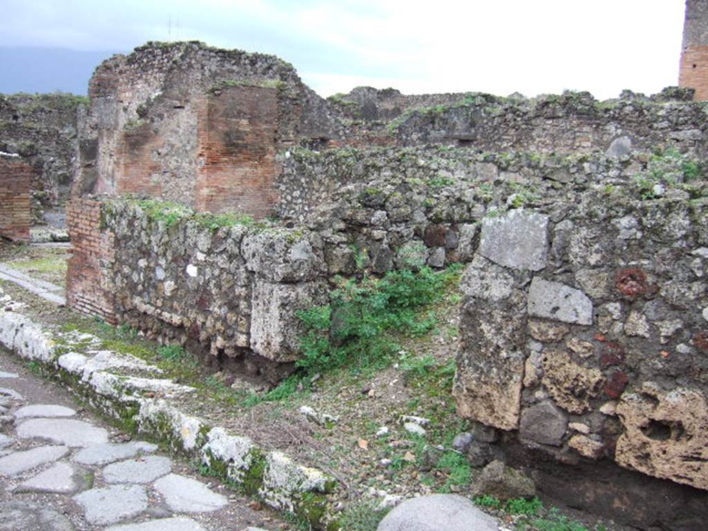 VII.9.35 Pompeii. December 2005. Entrance doorway on west side of Vicolo di Eumachia.